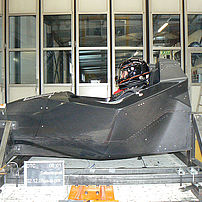 Kleinserienfahrzeug Monocoque auf dem Schlitten zur Simulation eines Seitencrashs nach ECE-R95
