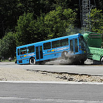 Frontalkollision eines Busses und eines Lastwagens