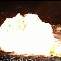 Feuerball bei Minenexplosion neben Fahrzeug, side-blast