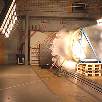 Fracturing test for an aircraft door while the door is being blasted with the aid of detonating cord inserts