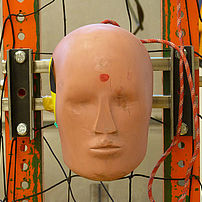 FMH Free Motion Headform auf Abwurfkatapult zur Prüfung einer Flugzeug-Sitzlehne