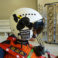Test de casque pour un pilote de combat lors du déclenchement du siège éjectable selon spécifications du client