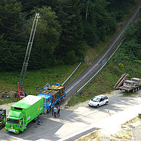 Zwei Lastwagen in Kollisionsstellung, auffahrender Lastwagen mit 20 t auf der Schwerkraft-Beschleunigungsanlage für 80 km/h Geschwindigkeit