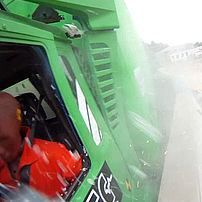 Fahrer eines Lastwagens (TB42) während der Prüfung eines Fahrzeugrückhaltesystems Jersey aus Beton