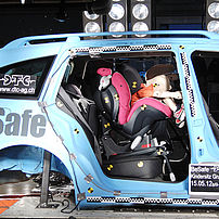 Test sur chariot d’une carrosserie brute avec un siège d’enfant selon ECE-R44, avec un mannequin enfant de 3 ans P3 sécurisé