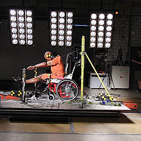 Rollstuhl während dem Schlittentest nach ISO 7176-19