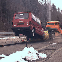 Schwerer Personenwagen bei der Anprallprüfung nach NCHRP 350 3-51 am Heck eines Baustellenschutzlastwagens