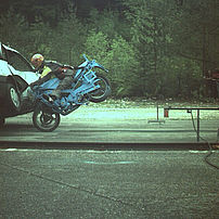Collision à 90° d’une moto contre une voiture particulière à 70 km/h, motocycliste avec prototype de ceinture de sécurité