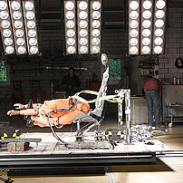 Test sur chariot d’un siège de bus scolaire lors d’une collision frontale, en application de la norme ECE-R44, avec un mannequin HIII 50% et ceinture ventrale.