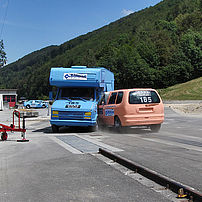 Frontal-Seitenkollision zwischen einem Minivan und einem Wohnmobil