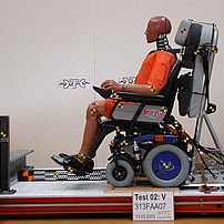Schlittenversuch mit Rollstuhl als Fahrersitz nach ECE-R17